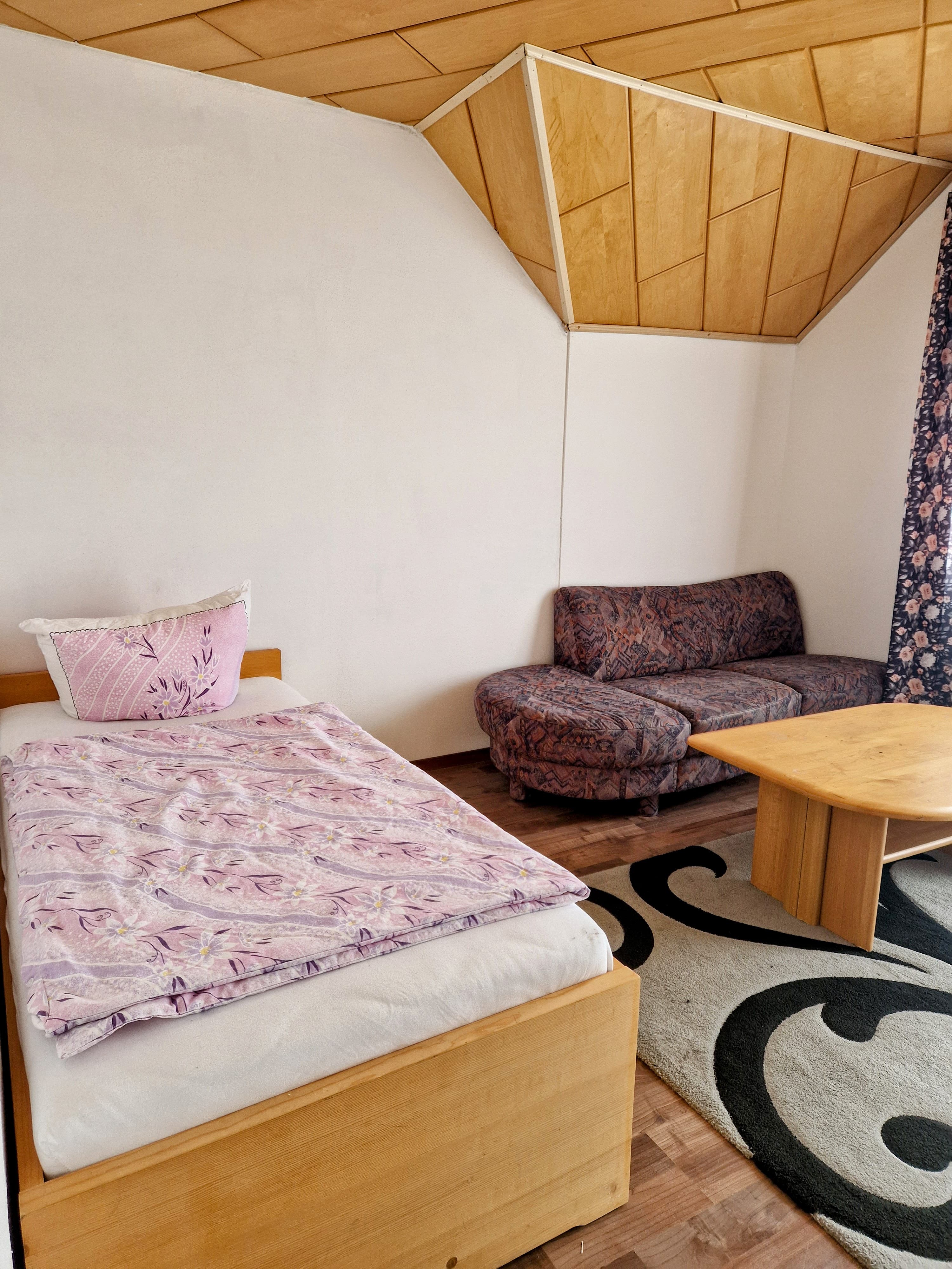 Zimmer 2 mit Balkon Bild 1