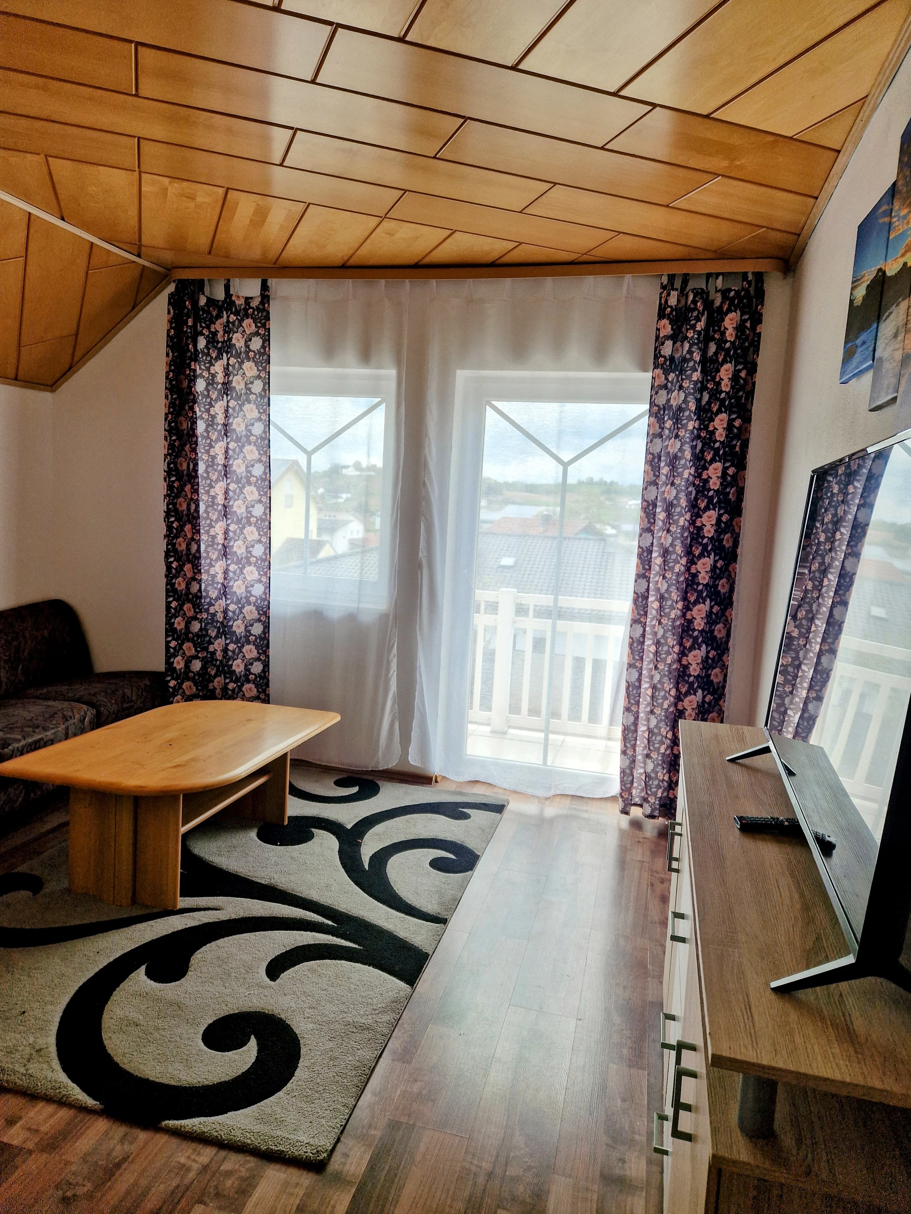 Zimmer 2 mit Balkon Bild 3