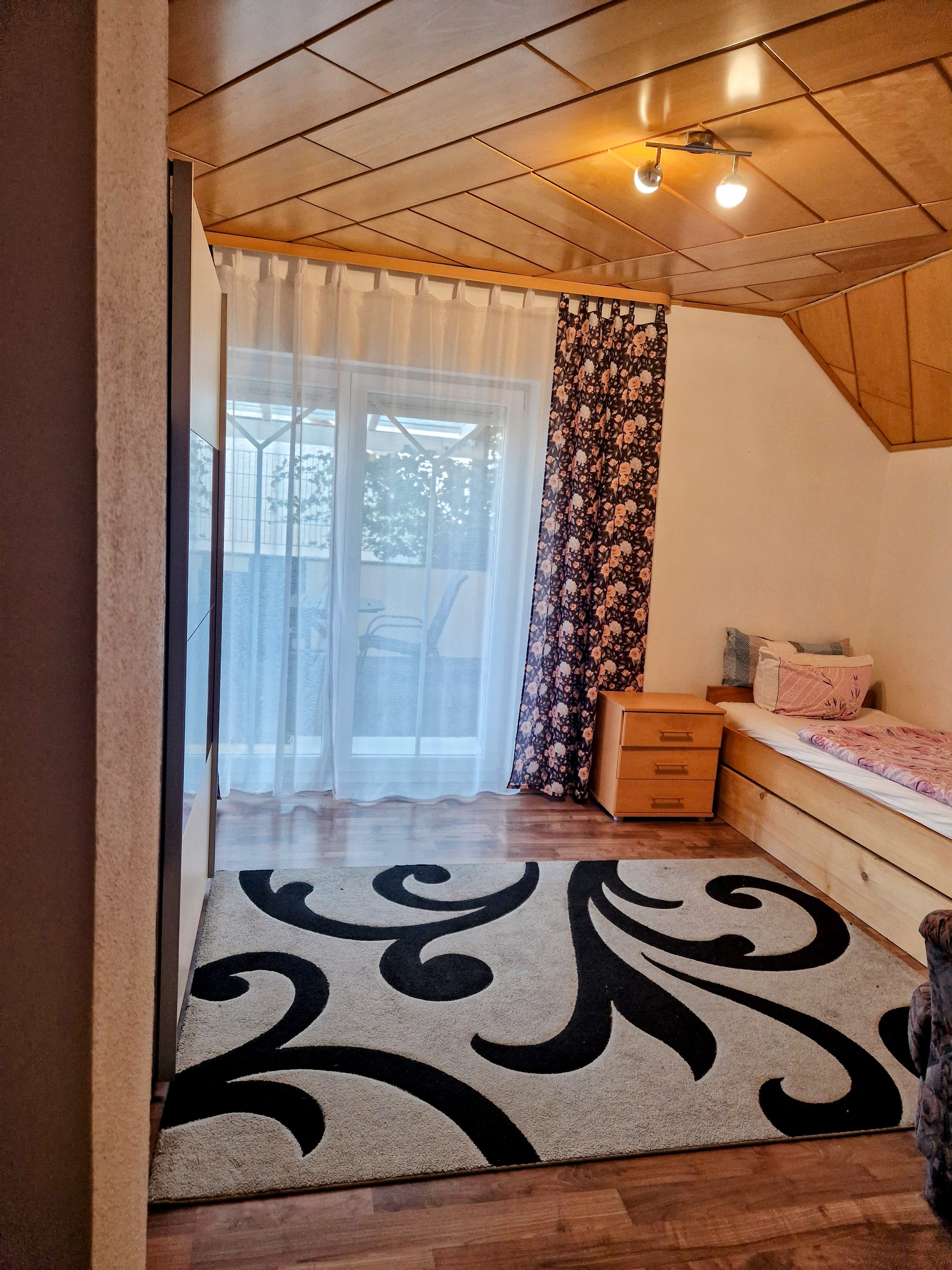 Zimmer 3 mit Balkon Bild 1