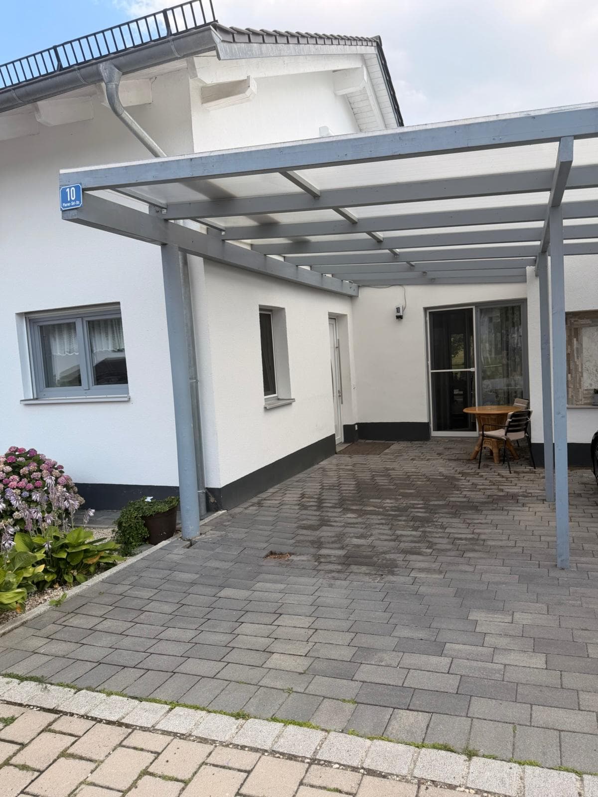 Eingangsbereich mit Sitzgelegenheit und Parkplatz